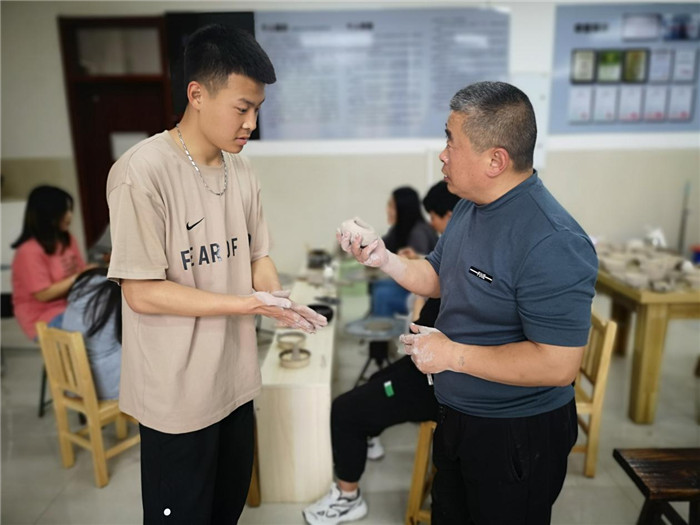 阳泉职业技术学院：聚焦阳泉转型发展，我院紧密对接文化产业实施教学——2021美术、环艺专业紫砂·砂器课程教学展示